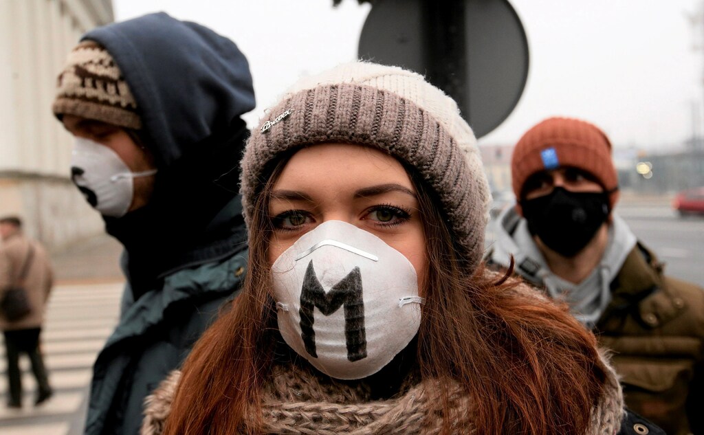 People wears masks as they take part in anti-smog demonstration demanding law regulations protecting citizens from smog in Warsaw, January 24, 2017. Picture taken January 24, 2017. Agency Gazeta/Kuba Atys/via REUTERS ATTENTION EDITORS - THIS IMAGE WAS PROVIDED BY A THIRD PARTY. EDITORIAL USE ONLY. POLAND OUT. NO COMMERCIAL OR EDITORIAL SALES IN POLAND - RC1ECCA6AD70