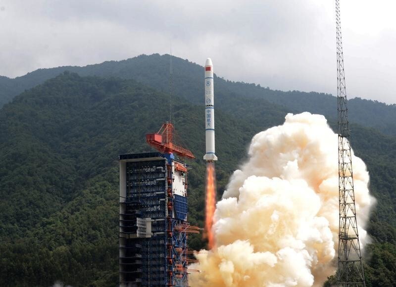 A Long March-2C rocket carrying the Yaogan-30 01 satellites lifts off from the launch pad at the Xichang Satellite Launch Center, Sichuan province, China, September 29, 2017. REUTERS/Stringer ATTENTION EDITORS - THIS IMAGE WAS PROVIDED BY A THIRD PARTY. CHINA OUT. - RC1C86D73E40