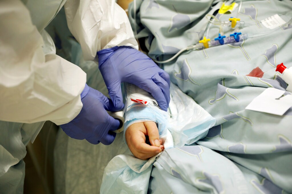 A nurse provides medical care for a patient at a coronavirus disease (COVID-19) ward amid a surge in new cases that has forced Israel into a second nationwide lockdown, at Tel Aviv Sourasky Medical Center (Ichilov), Tel Aviv, Israel September 21, 2020. Picture taken September 21, 2020. REUTERS/Ronen Zvulun TPX IMAGES OF THE DAY - RC2J3J9FCGZG