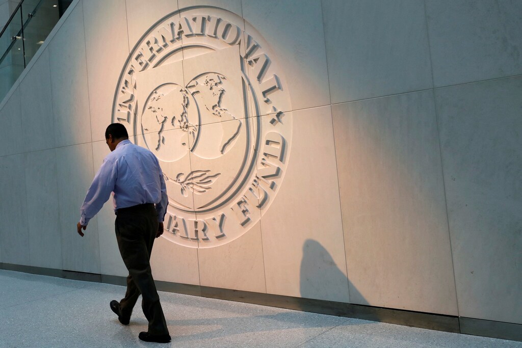 Principales noticias económicas: El FMI eleva sus previsiones de crecimiento económico mundial; EE. UU., el BCE y el Reino Unido suben los tipos de interés; la actividad fabril mundial vuelve a contraerse; India planea un importante impulso al gasto de capital.