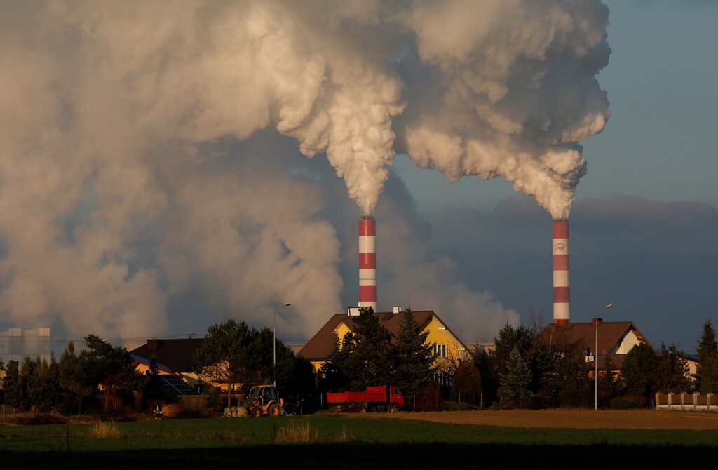 Smoke and steam billows from Belchatow Power Station, Europe's largest coal-fired power plant operated by PGE Group, near Belchatow, Poland November 28, 2018. Picture taken November 28, 2018. REUTERS/Kacper Pempel - RC138ABBA340