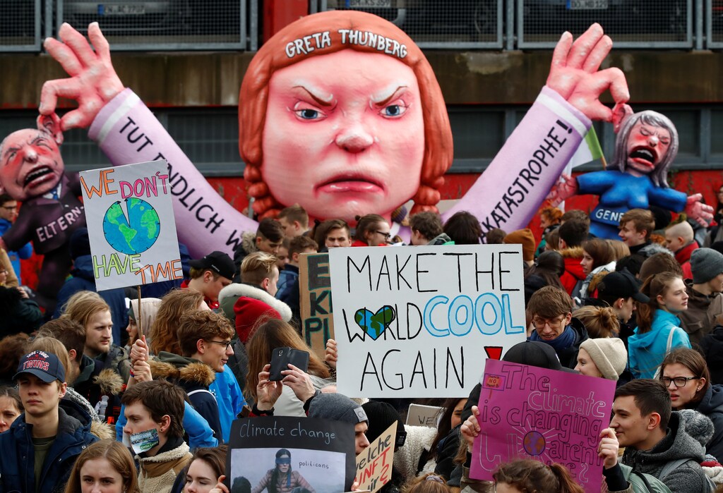 Students use a carnival float depicting Swedish environmental campaigner Greta Thunberg during a strike from school to demand action on climate change at the town hall square of Duesseldorf, Germany, March 15, 2019. REUTERS/Wolfgang Rattay - RC1C82DFDD50