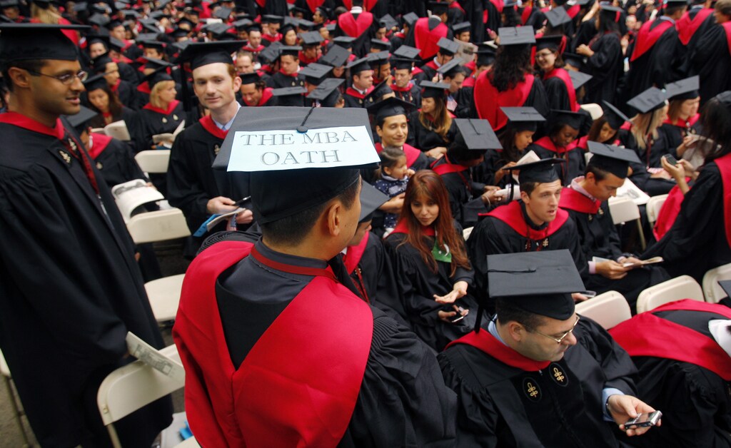 Harvard Business School student Danial Moon wears a sign reading "The MBA Oath" before Harvard University's 358th Commencement Exercises in Cambridge, Massachusetts June 4, 2009. REUTERS/Brian Snyder (UNITED STATES EDUCATION) - GM1E565090P01