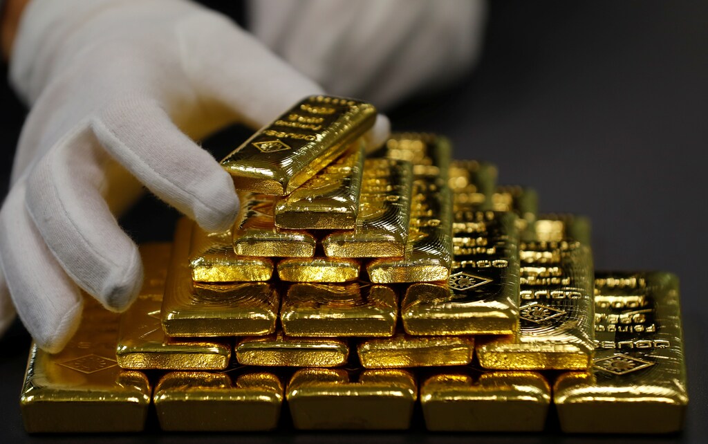 An employee sorts gold bars in the Austrian Gold and Silver Separating Plant 'Oegussa' in Vienna, Austria, December 15, 2017. REUTERS/Leonhard Foeger - RC1C46FBDFA0