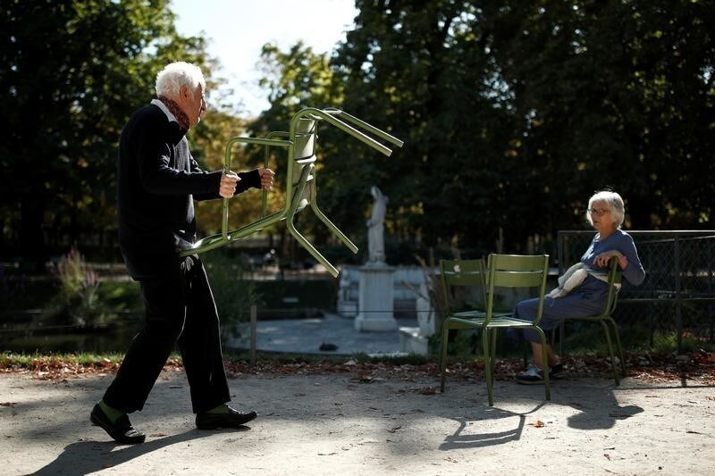 Elderly people enjoy the sunny weather in the Tuileries Garden in Paris, France, September 2, 2019. REUTERS/Benoit Tessier - RC13FC882DF0