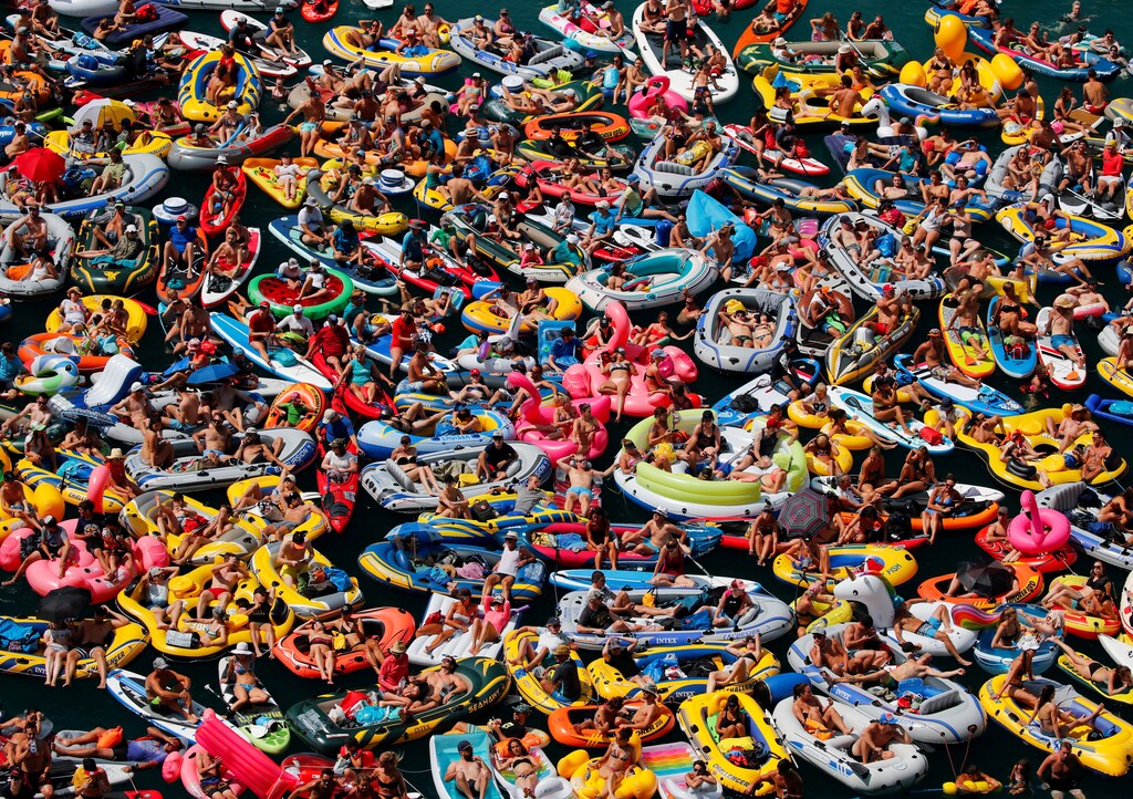 People on inflatable boats enjoy the weather on the Lake Lucerne in Sisikon, Switzerland, August 5, 2018. REUTERS/Denis Balibouse TPX IMAGES OF THE DAY - RC1CEF5FB7A0