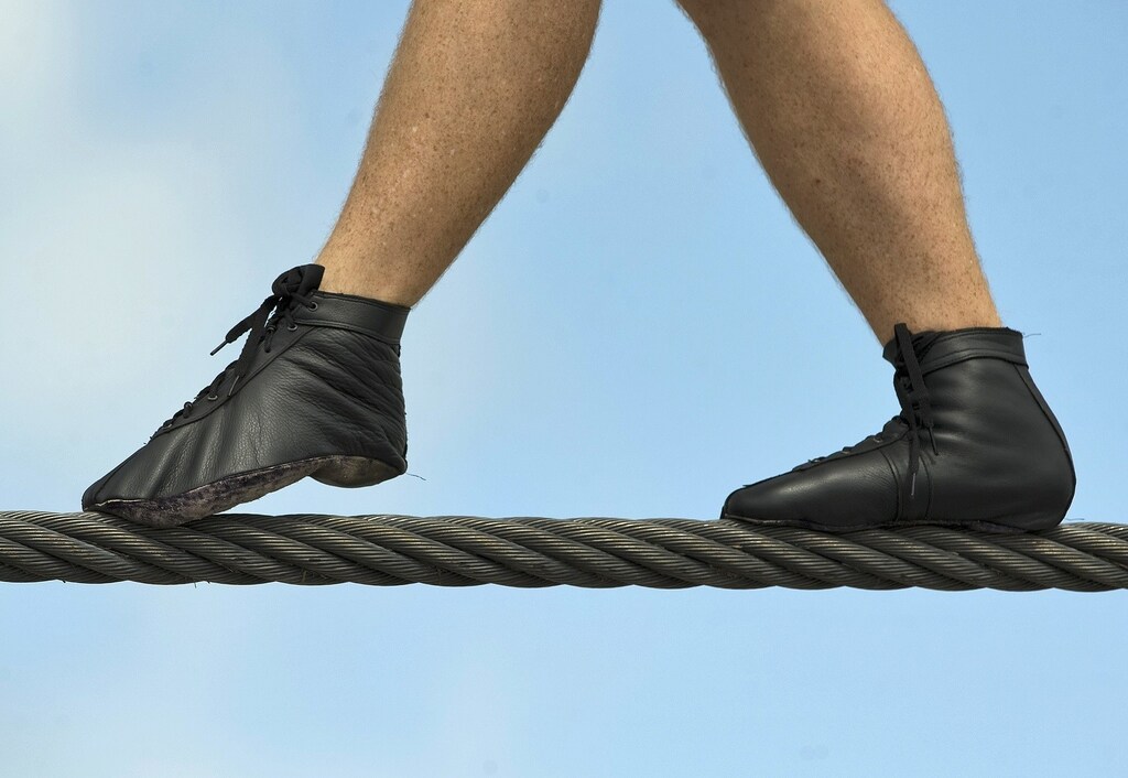 High wire walker Nik Wallenda steps along a 1,200 foot-long (366 meter) cable during a practice session in Sarasota, Florida, June 14, 2013. Wallenda is training for his untethered high wire walk across the Grand Canyon scheduled for June 23. Picture taken June 14, 2013. REUTERS/Steve Nesius (UNITED STATES - Tags: ENTERTAINMENT SOCIETY) - RTX10QEQ