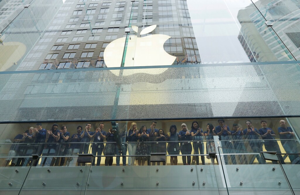 Apple employees cheer as the first customers to purchase new iPhone 7 walk in the door at Australia's flagship Apple store in Sydney, September 16, 2016. REUTERS/Jason Reed - RTSNYIO