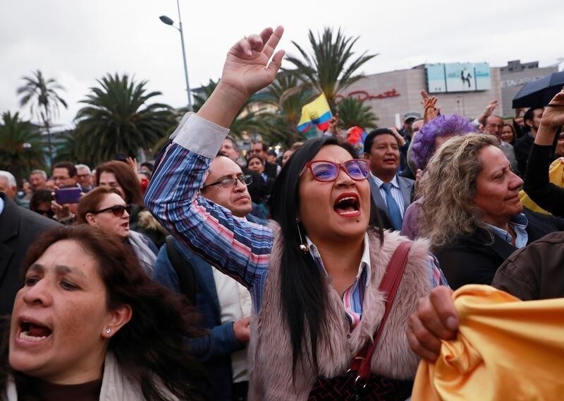 People shout during a protest outside the Mexican embassy in Quito after the Mexican embassy has offered protection and shelter to six people, including legislators, in Ecuador October 16, 2019. REUTERS/Henry Romero - RC1AF8CF0320