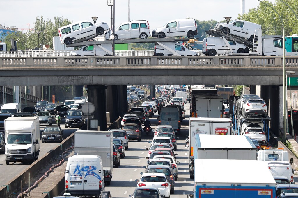 Rush hour traffic fills the ring road in Paris, France, June 28, 2017. REUTERS/Charles Platiau - RTS18YC6