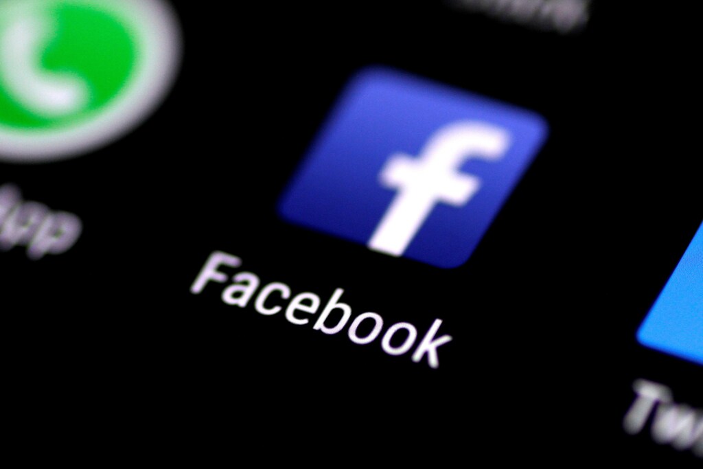 The Facebook application is seen on a phone screen August 3, 2017. REUTERS/Thomas White - RC13B0FC4740