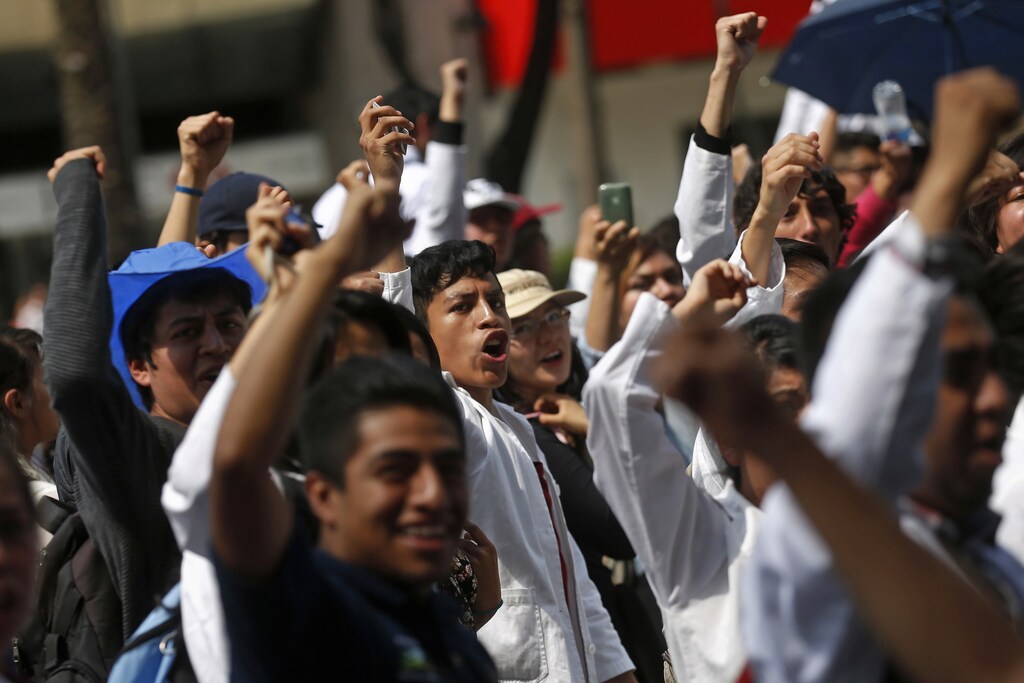 Students from the National Polytechnic Institute (IPN) demonstrate in Mexico City September 30, 2014. Thousands of students poured onto the streets of Mexico City on Tuesday to march against changes to the syllabus and regulations at IPN, one of Mexico's biggest universities, that protesters argue will lower education standards. REUTERS/Edgard Garrido (MEXICO - Tags: CIVIL UNREST EDUCATION POLITICS) - GM1EAA10NAB01