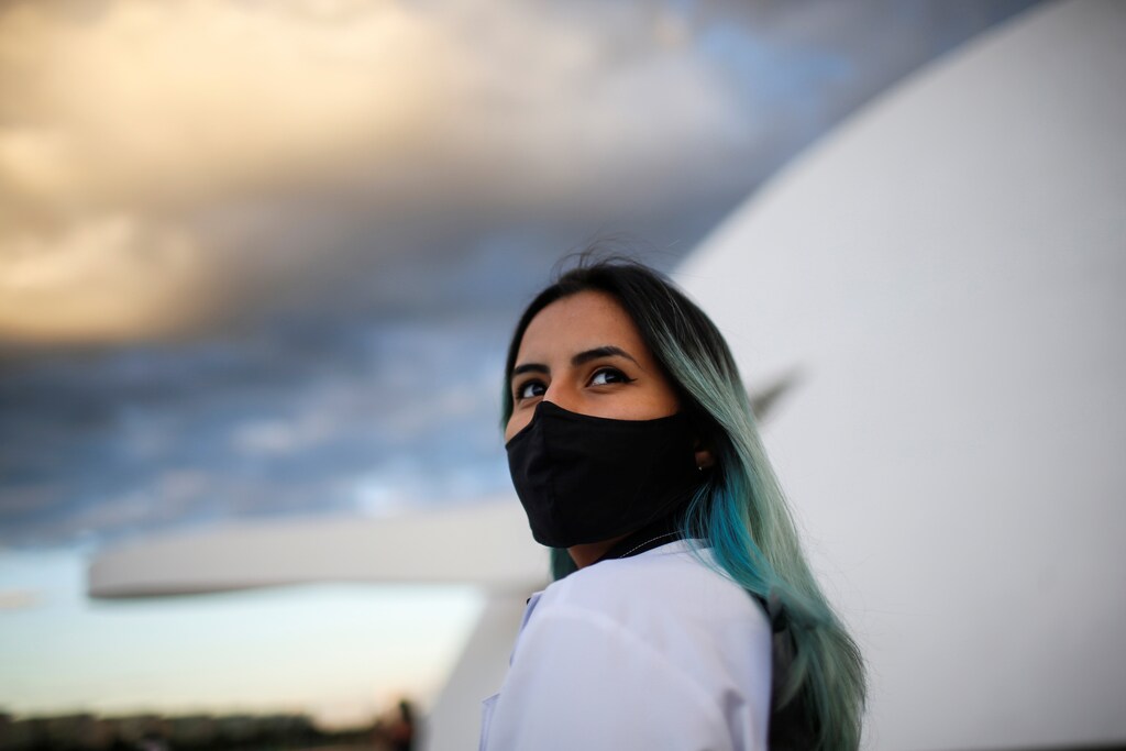 A nurse wearing protective face mask participates in a protest to honour healthcare professionals who died from the coronavirus disease (COVID-19), amid the COVID-19 outbreak in Brasilia, Brazil May 12, 2020. REUTERS/Adriano Machado - RC2BNG9TKS6W