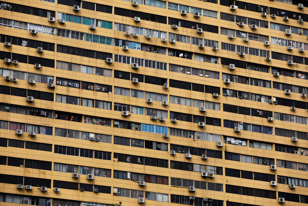 Air conditioning units dot the facade of a residential apartment block in Singapore April 6, 2017. REUTERS/Edgar Su - RC17A0A00130