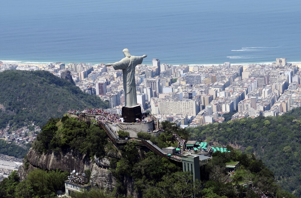 Tourists visit the Christ the Redeemer statue in Rio de Janeiro, Brazil October 10, 2015. REUTERS/Pawel Kopczynski TPX IMAGES OF THE DAY - GF10000240170