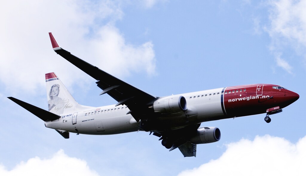 A Norwegian Air Shuttle Boeing 737-800 is seen in the air near Oslo Airport, Gardermoen in this July 17, 2009 file photo. The Nordic budget carrier placed one of Europe's biggest-ever aircraft orders on Wednesday, taking a big bet on the continent's recovery and hoping to push struggling rival SAS AB closer to the abyss. The order for 222 narrow-body aircraft worth $21.5 billion at list prices will be split between Boeing Corp and EADS unit Airbus, giving both firms major victories as they slug it out for dominance of the skies. Picture taken July 17, 2009. REUTERS/Kyrre Lien/Scanpix (NORWAY - Tags: TRANSPORT BUSINESS) THIS IMAGE HAS BEEN SUPPLIED BY A THIRD PARTY. IT IS DISTRIBUTED, EXACTLY AS RECEIVED BY REUTERS, AS A SERVICE TO CLIENTS. NORWAY OUT. NO COMMERCIAL OR EDITORIAL SALES IN NORWAY. NO COMMERCIAL SALES - GM1E81P1ICF01