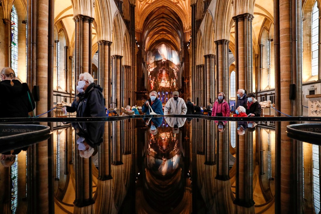 People wait to receive the coronavirus disease (COVID-19) vaccine at a vaccination centre inside the Salisbury Cathedral, in Salisbury, Britain January 20, 2021. REUTERS/Paul Childs TPX IMAGES OF THE DAY - RC2MBL9VVKVM