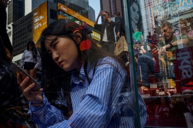People look at their smartphones in Times Square in New York City, U.S., May 8, 2019. REUTERS/Eduardo Munoz/File Photo SEARCH "GLOBAL POY" FOR THIS STORY. SEARCH "REUTERS POY" FOR ALL BEST OF 2019 PACKAGES. TPX IMAGES OF THE DAY. - RC2GOD95DBRO