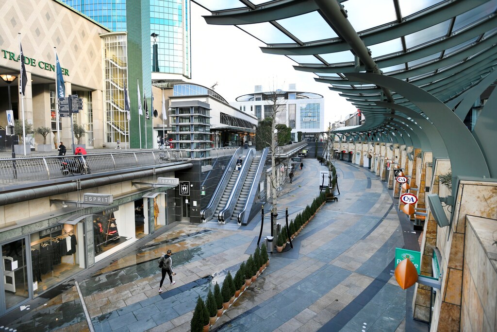 People walk an empty shopping street as Netherlands is set to extend the lockdown as the spread of the coronavirus disease (COVID-19) continues in Rotterdam, Netherlands January 12 2021, REUTERS/Piroschka van de Wouw - RC2F6L9BHI7E