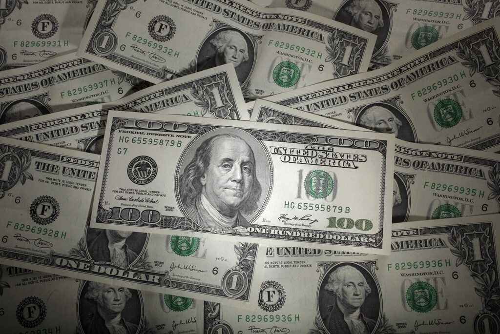 A picture illustration shows a 100 Dollar banknote laying on one Dollar banknotes, taken in Warsaw, January 13, 2011. The U.S. dollar extended losses against the yen and euro after data showed rising gasoline prices had put U.S. consumers in a gloomy mood in early January. The euro, which hit a one-month high above $1.34 overnight before fading, moved back to $1.3396 after the data. Picture taken January 13. REUTERS/Kacper Pempel (POLAND - Tags: BUSINESS) - BM2E71E1AKT01