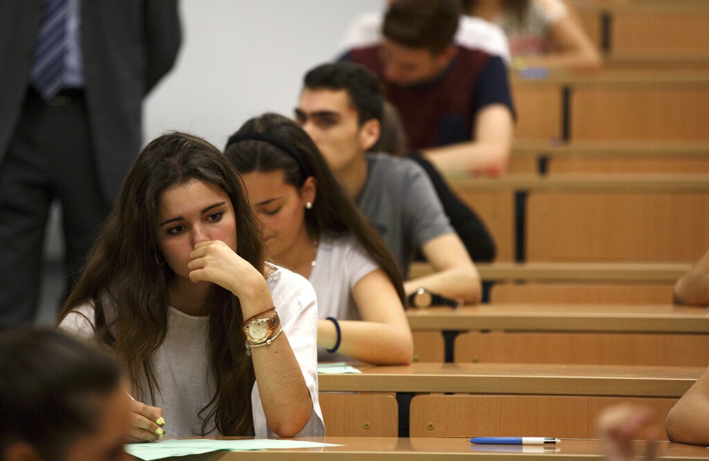 Students sit for a university entrance examination at a lecture hall in the Andalusian capital of Seville, southern Spain, June 16, 2015. Students in Spain must pass the exam after completing secondary school in order to gain access to university. REUTERS/Marcelo del Pozo - RTX1GPI1