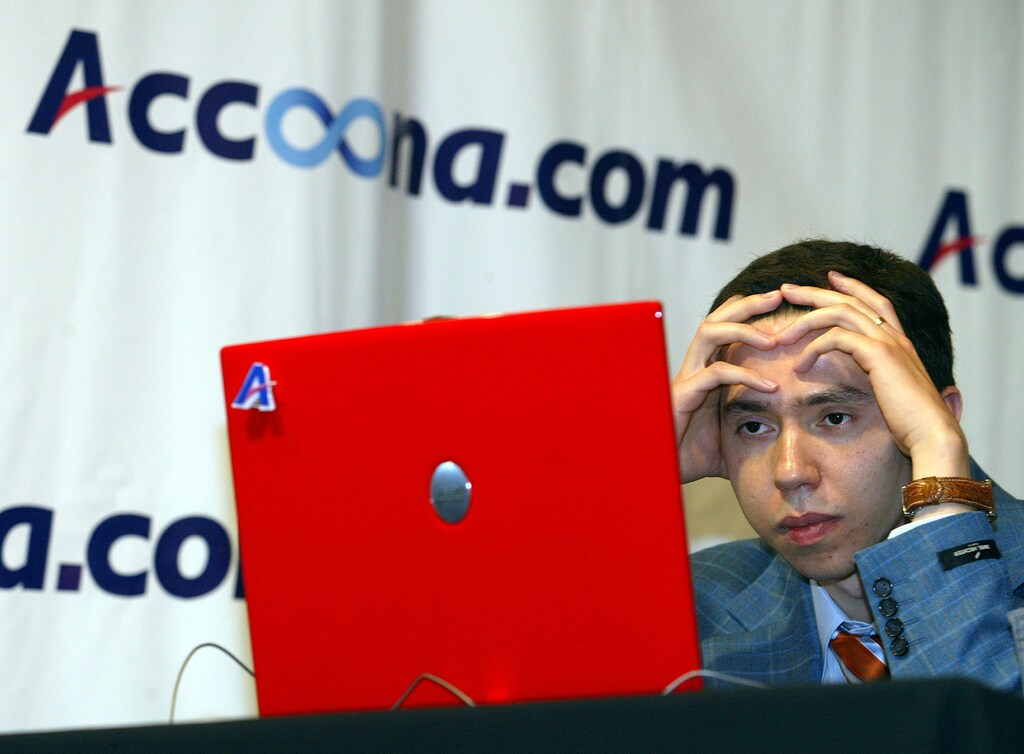 World chess champion Kasimdzhanov concentrates while playing the Accoona Artificial Intelligence ToolBar in New York. World chess champion Rustam Kasimdzhanov concentrates while playing the Accoona Artificial Intelligence ToolBar in a man versus machine match in New York June 21, 2005. The match ended in a draw. REUTERS/Shannon Stapleton - RTRWOKI