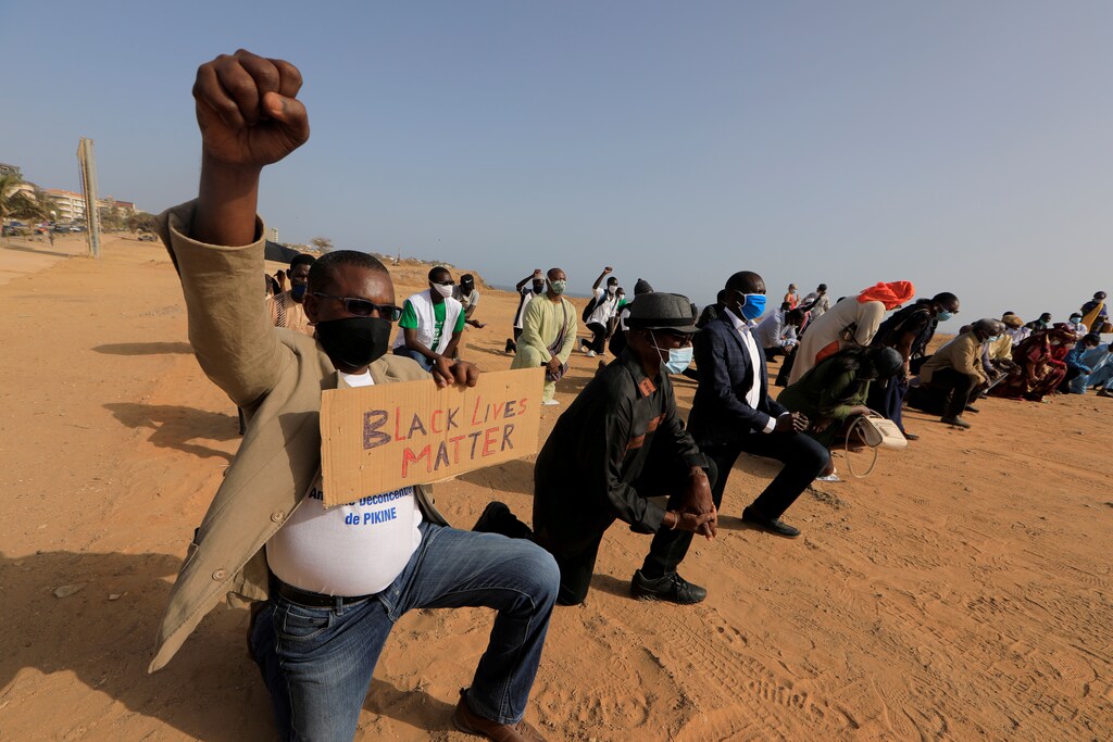 Senegalese kneel during a Black Lives Matter gathering following the death of George Floyd in Minneapolis police custody, in Dakar, Senegal June 9, 2020. REUTERS/ Zohra Bensemra TPX IMAGES OF THE DAY - RC2V5H9OZHQ4