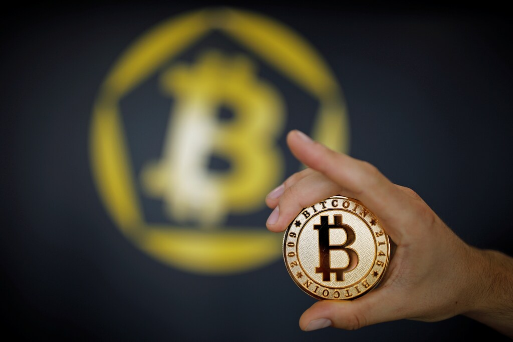A Bitcoin (virtual currency) coin is seen in an illustration picture taken at La Maison du Bitcoin in Paris, France, June 23, 2017. REUTERS/Benoit Tessier/Illustration - RC1D1EA0C5D0