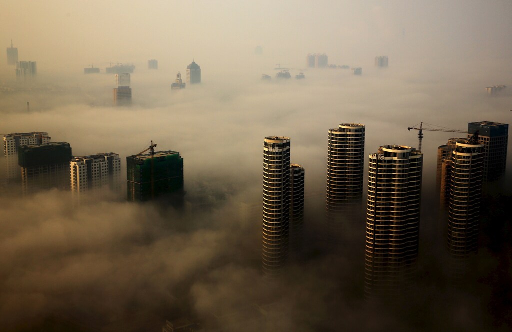 Buildings in construction are seen among mist during a hazy day in Rizhao, Shandong province, China, October 18, 2015. REUTERS/Stringer CHINA OUT. NO COMMERCIAL OR EDITORIAL SALES IN CHINA TPX IMAGES OF THE DAY - GF10000249104