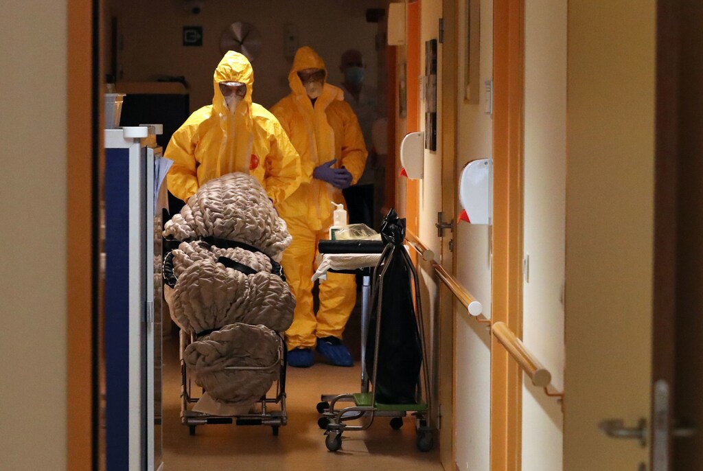 Mortuary employees transport the body of a person in an elderly residence following the coronavirus disease (COVID-19) outbreak in Brussels, Belgium April 14, 2020. REUTERS/Yves Herman - RC294G9XMM9K