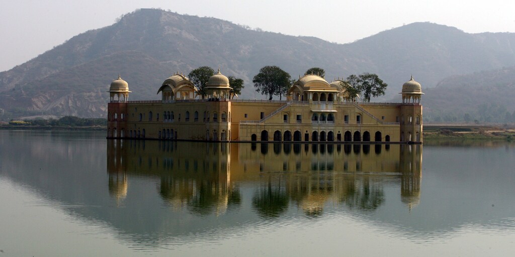 A general view of the "Jal Mahal" also known as "Water Palace" is seen in Jaipur, capital of India's desert state of Rajasthan January 12, 2009.