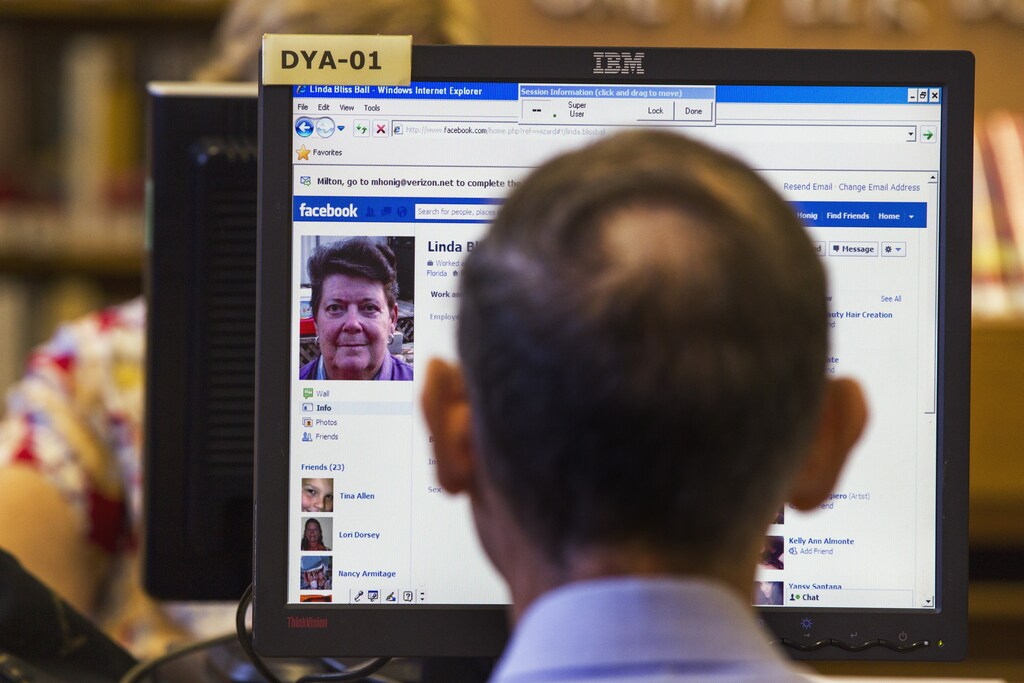 A senior citizen student stares at a computer screen during a class to teach seniors how to use Facebook at a branch of the New York Public Library in New York August 13, 2012. Seniors, some in their 90s, could soon be making new friends on Facebook thanks to New York libraries offering classes to help the elderly learn, or brush up their social network skills. REUTERS/Lucas Jackson (UNITED STATES - Tags: SOCIETY SCIENCE TECHNOLOGY EDUCATION) - RTR36TKP
