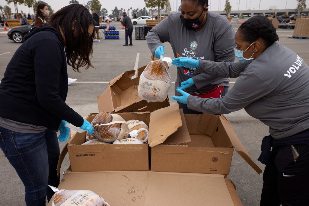 Volunteers help at the City of Inglewood's annual Thanksgiving Turkey Giveaway during the COVID-19 outbreak, in California, U.S., November 23, 2020. REUTERS/Mike Blake - RC299K9AJOJJ