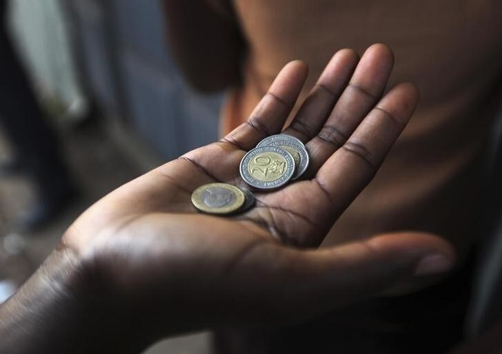 A customer has his money ready at a store in the sprawling Kibera slums in Kenya's capital Nairobi April 23, 2010. REUTERS/Noor Khamis (KENYA - Tags: SOCIETY BUSINESS)