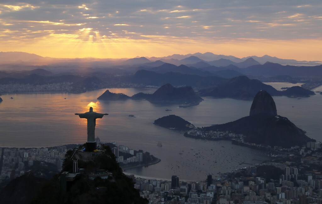 Christ The Redeemer is seen during sunrise in Rio de Janeiro, Brazil August 2, 2016. REUTERS/Wolfgang Rattay TPX IMAGES OF THE DAY - RTSKPFX