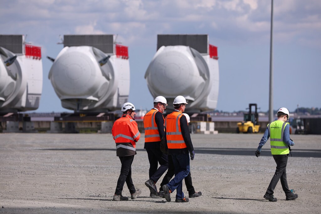 Una vista general muestra el área de construcción y ensamblaje de las góndolas y torres de 120 metros en la fábrica de Siemens Gamesa en Hull, Reino Unido, el 28 de mayo de 2025.
