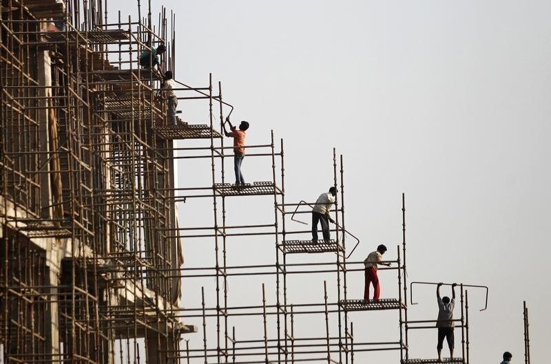 Labourers work at the construction site of a commercial complex in New Delhi November 20, 2013. India is likely to achieve an economic growth of between 5-5.5 percent in this fiscal year, the finance minister said last week, despite wide expectations of growth slipping below 5 percent by private economists.