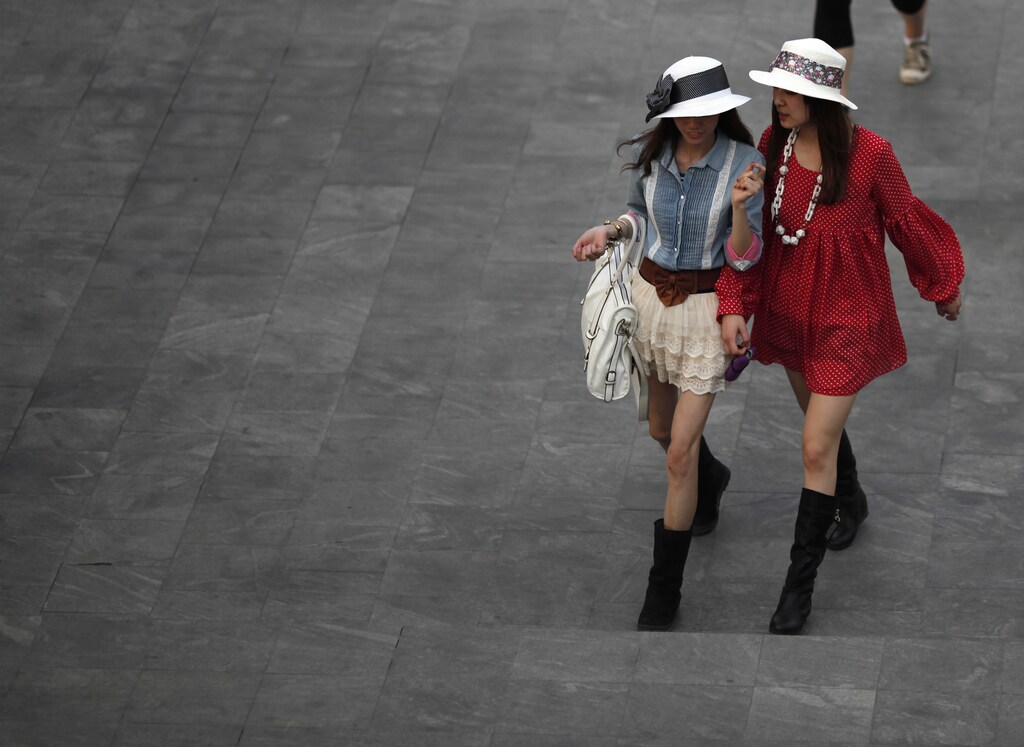Women walk in the financial area of Pudong in Shanghai April 26, 2011. REUTERS/Carlos Barria (CHINA - Tags: SOCIETY) - GM1E74Q1IVV01