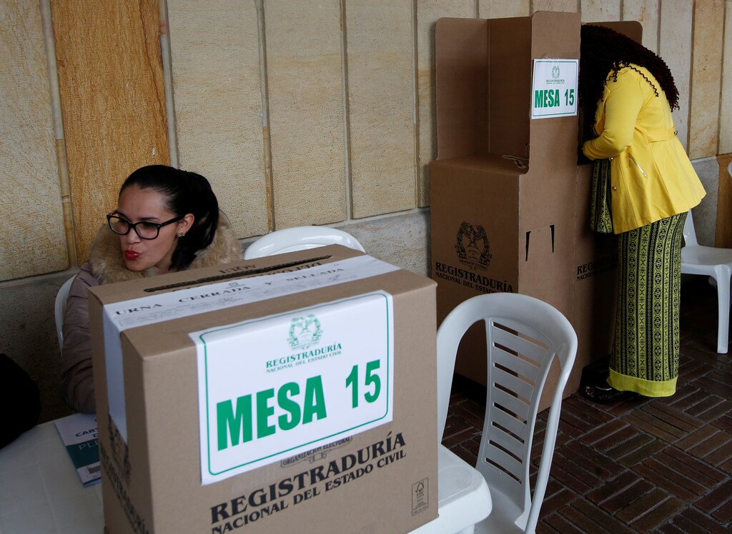 A woman marks her ballot during a referendum on a peace deal between the government and Revolutionary Armed Forces of Colombia (FARC) rebels in Bogota, Colombia, October 2, 2016. REUTERS/John Vizcaino - RTSQFOJ
