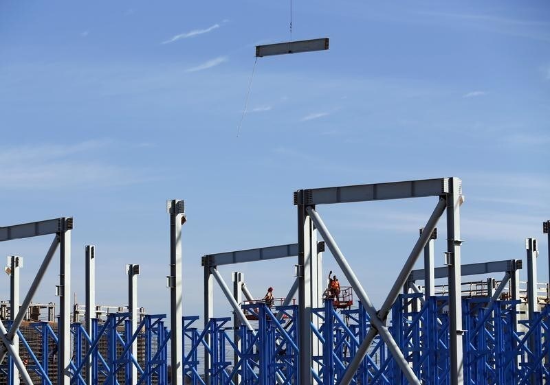 Workers drop a metal beam into place as they build the reverse osmosis pressure vessel racks as construction continues on the Western Hemisphere's largest seawater desalination plant in Carlsbad, California January 8, 2014. The one billion dollar project is expected to produce 50 million gallons of drinking water a day for San Diego County. REUTERS/Mike Blake (UNITED STATES - Tags: ENVIRONMENT SCIENCE TECHNOLOGY BUSINESS CONSTRUCTION TPX IMAGES OF THE DAY) - RTX176U2