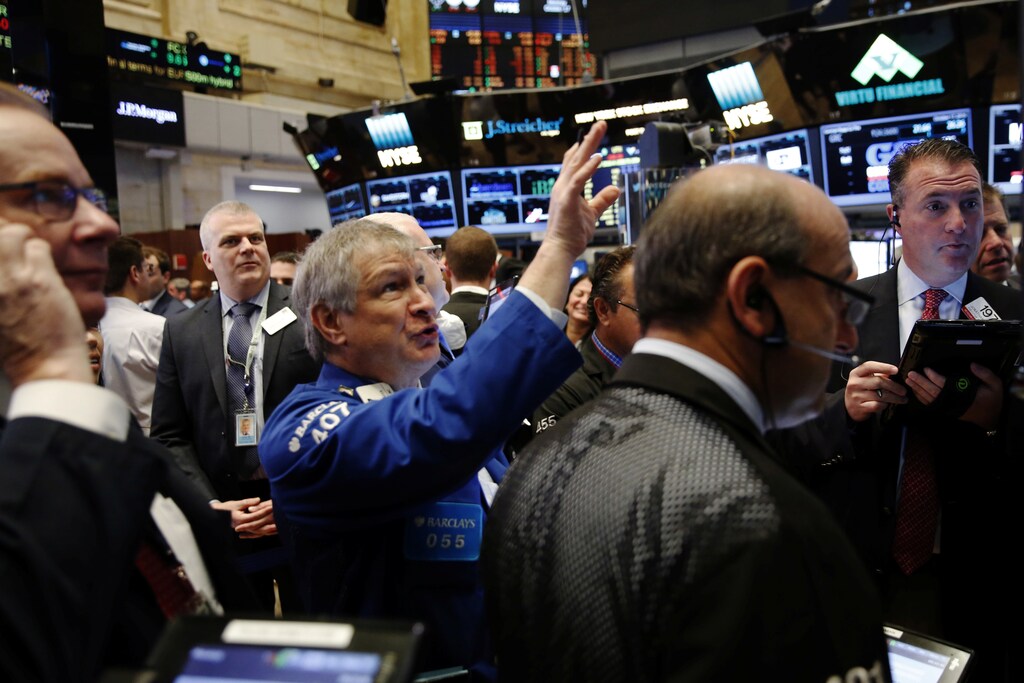 Traders work on the floor of the New York Stock Exchange (NYSE) shortly after the opening bell in New York, U.S., October 17, 2016. REUTERS/Lucas Jackson - RTX2P6D9
