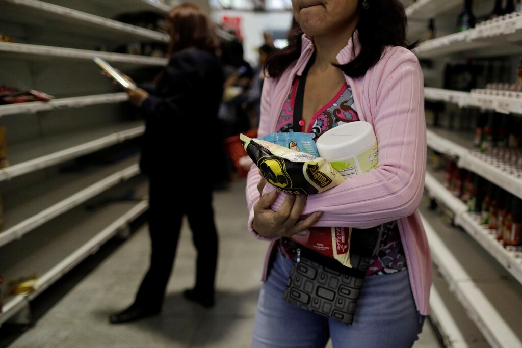 People buy food and other staple goods inside a supermarket in Caracas, Venezuela, July 25, 2017. REUTERS/Ueslei Marcelino - RC12748A2570
