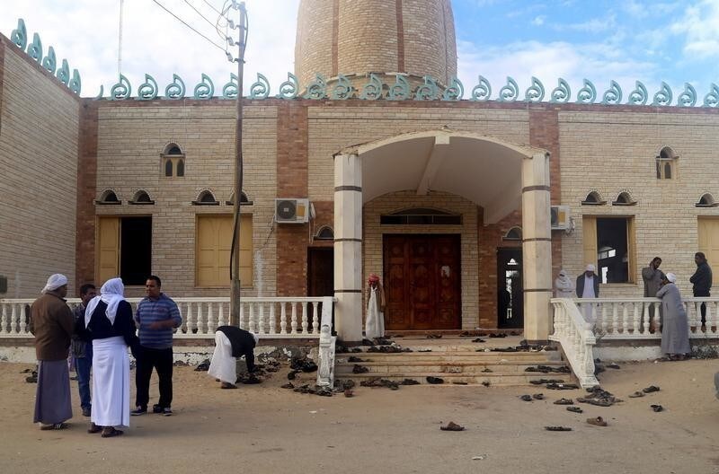 People stand outside Al Rawdah mosque, where a bomb exploded, in Bir Al-Abed, Egypt November 25, 2017. REUTERS/Mohamed Soliman - RC1727835BE0