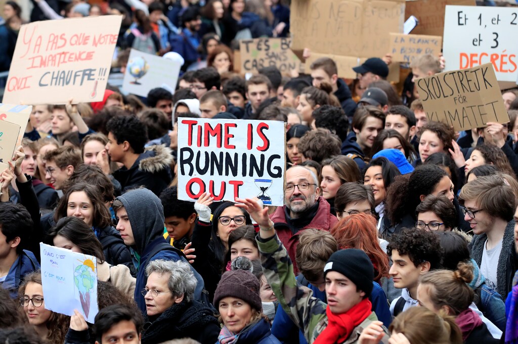 Students take part in a "youth strike to act on climate change" demonstration in Paris, France, March 15, 2019. REUTERS/Gonzalo Fuentes - RC1BED1392B0