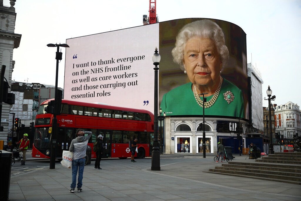 A message from Britain's Queen Elizabeth II is displayed on a screen in Piccadilly Circus, as the spread of the coronavirus disease (COVID-19) continues, London, Britain, April 8, 2020. REUTERS/Hannah McKay - RC2H0G97UND5