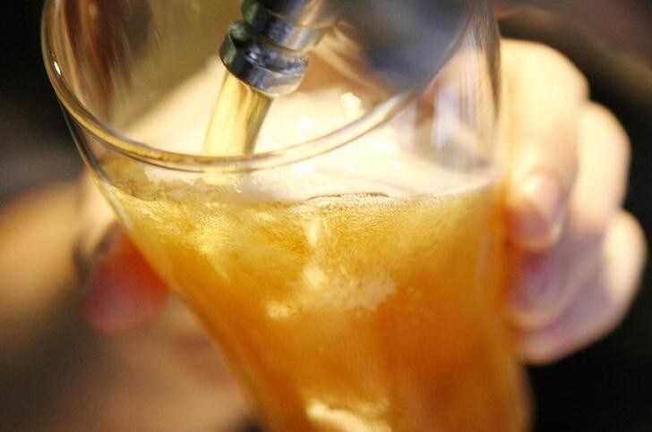 A bartender prepares a beer in a bar in central Sydney in this May 11, 2009 file photo. Alcohol and its consequences kill 2.3 million people a year around the world, according to the World Health Organisation: that amounts to 3.8 percent of all deaths, ranking drink just below unsafe sex and just above malnutrition in the top 10 causes of death. To match feature ALCOHOLISM/PILLS REUTERS/Daniel Munoz/Files (AUSTRALIA - Tags: POLITICS)