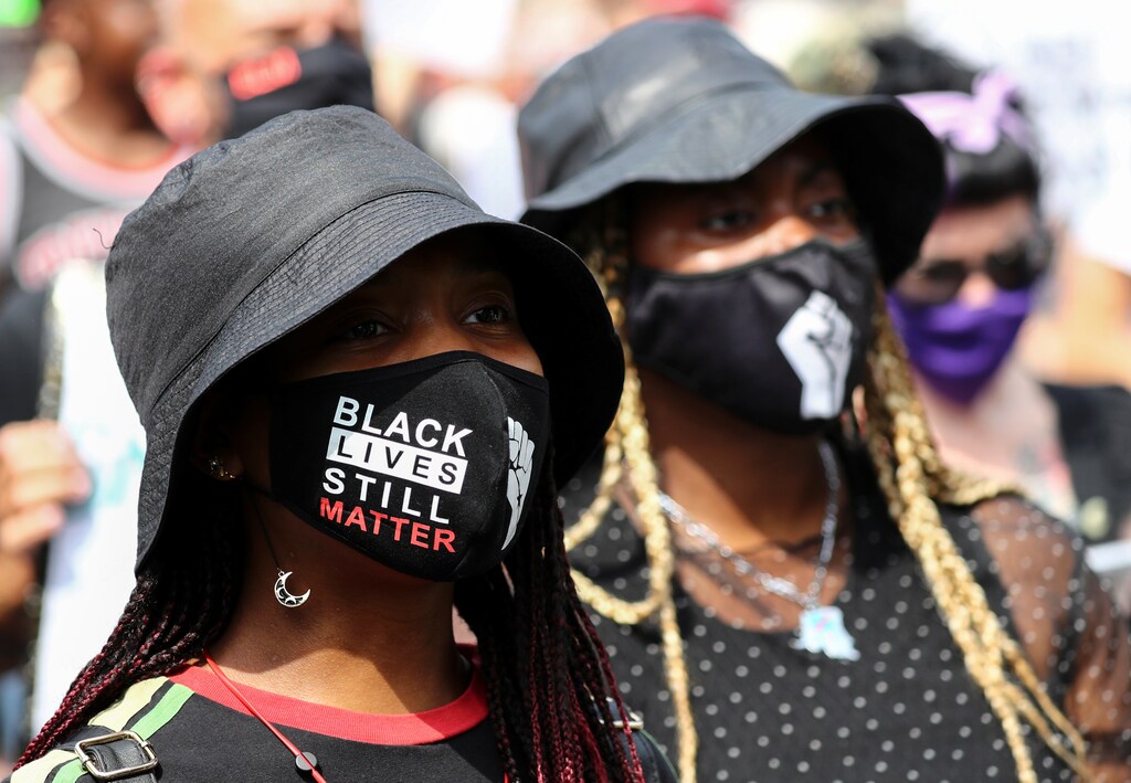 Demonstrators take part in a Black Lives Matter protest outside Tottenham police station in London, Britain August 8, 2020. REUTERS/Simon Dawson - RC2P9I9V8SXL