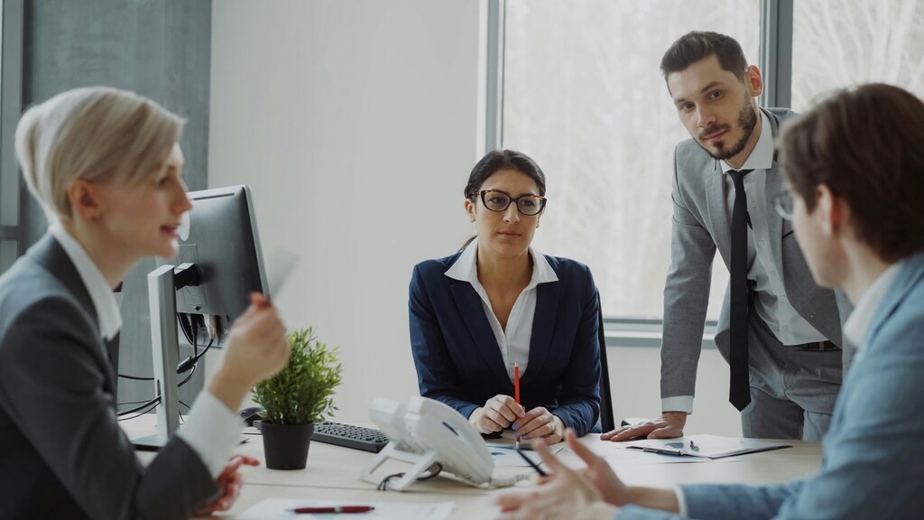 Reunión de trabajo, estrategia, tecnología, inversión en IA, ROI, director financiero