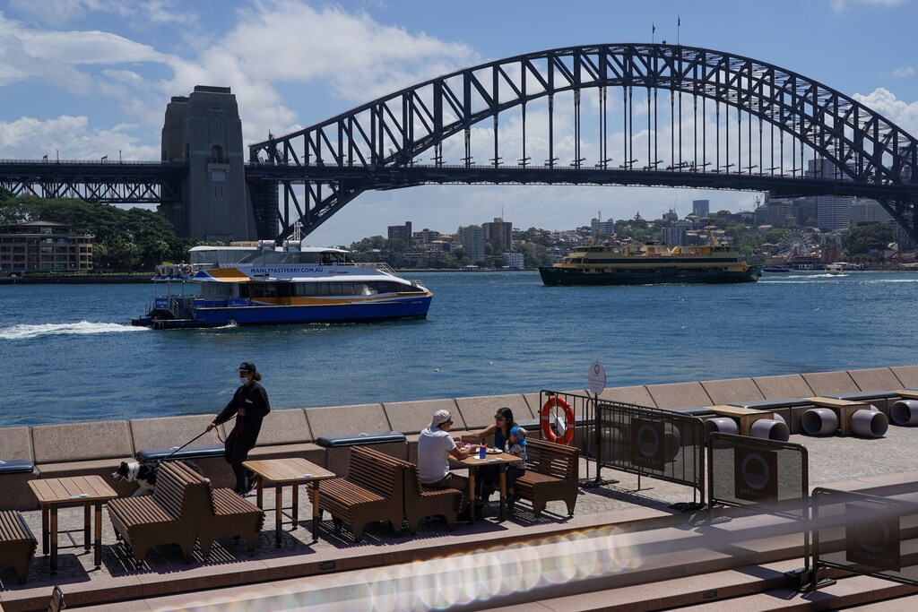 Diners enjoy a meal on the waterfront at Circular Quay in the wake of coronavirus disease (COVID-19) regulations easing, following months of lockdown orders to curb an outbreak, in Sydney, Australia, October 19, 2021. REUTERS/Loren Elliott