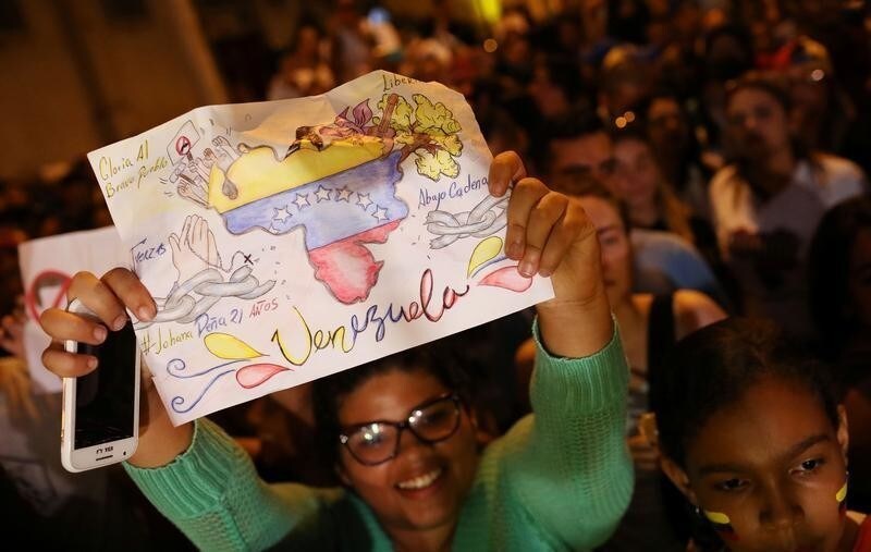People gather in support of Venezuela's opposition leader Juan Guaido in Lima, Peru January 23, 2019. REUTERS/Mariana Bazo - RC1C05BF2070